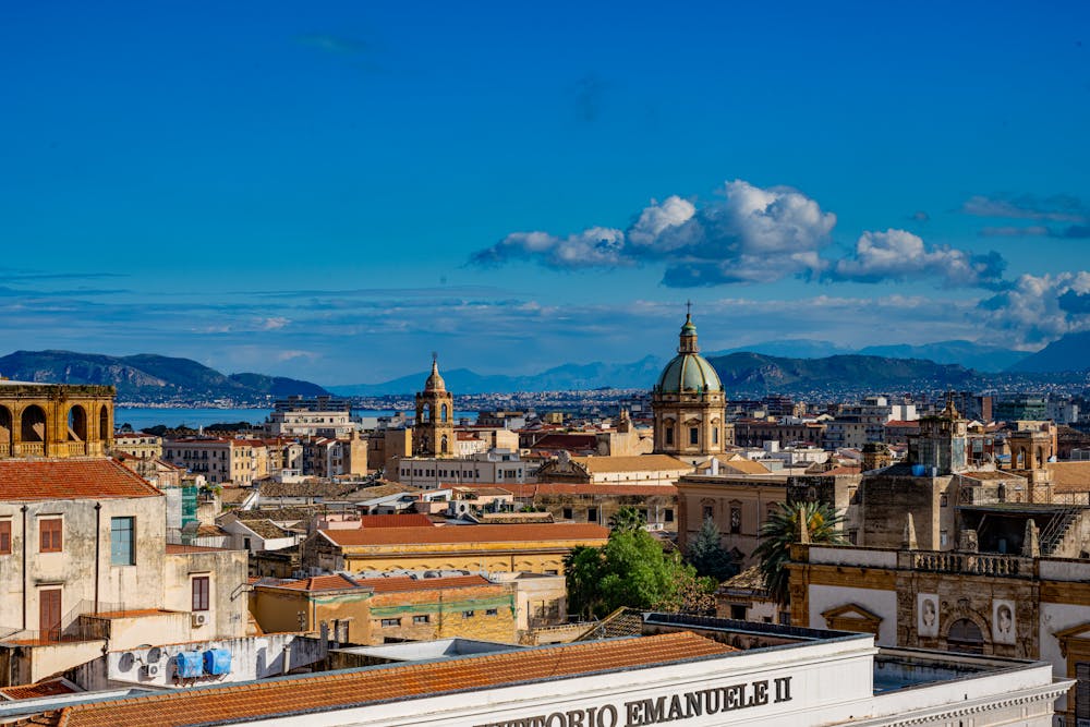 Skyline di Palermo con cupole storiche e monti sullo sfondo